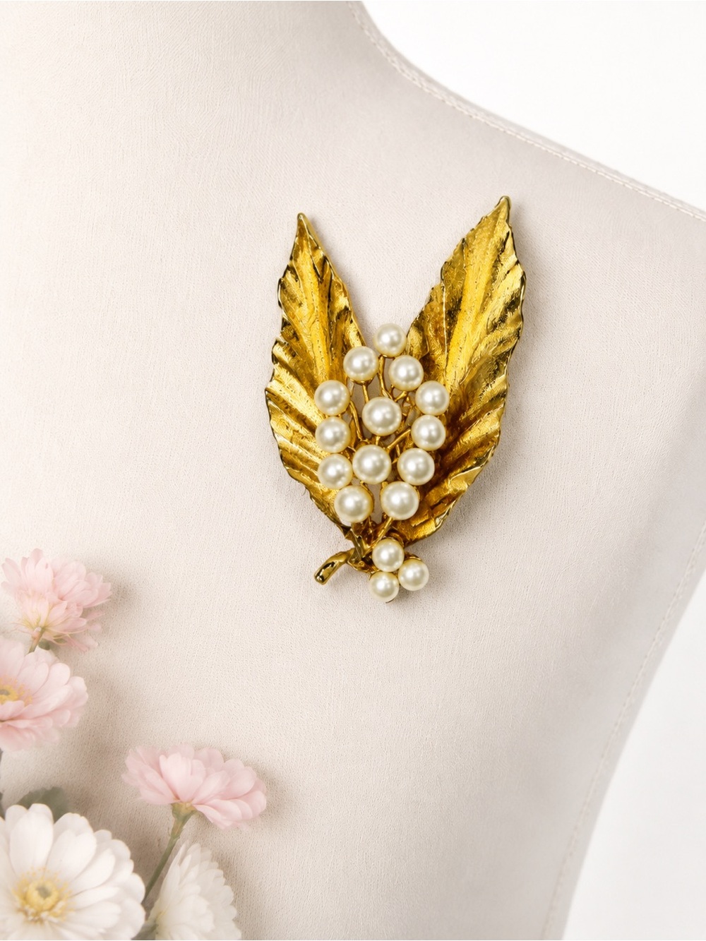 Lisner Brooch Gold Tone Leaf Faux Pearl Cluster Women's Jewelry Vintage Signed